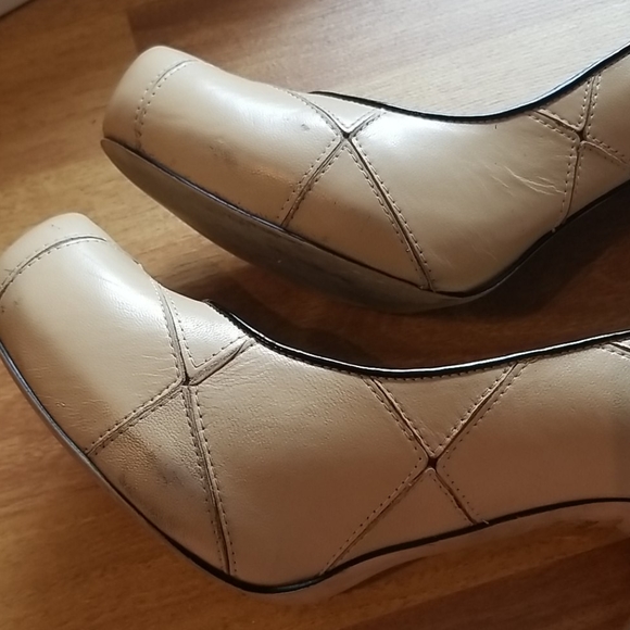 Bakers tan & black heels - Picture 9 of 9